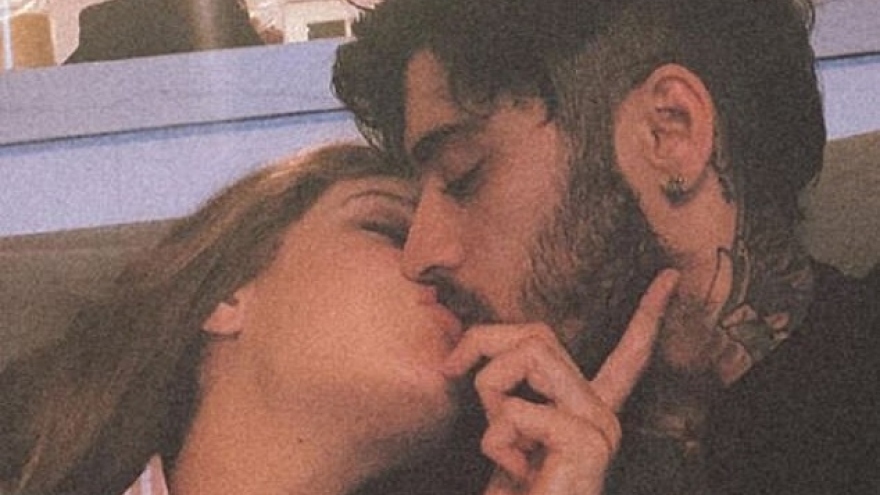 Gigi Hadid ngọt ngào hôn bạn trai Zayn Malik sau khi xác nhận mang bầu