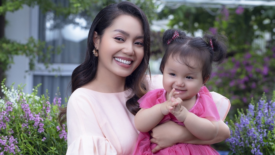 Ca sĩ Nguyễn Ngọc Anh lần đầu khoe ảnh con gái thứ hai xinh xắn, đáng yêu