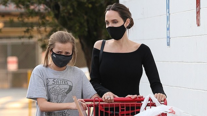 Angelina Jolie mặc đầm gợi cảm đưa con gái cưng đi mua sắm