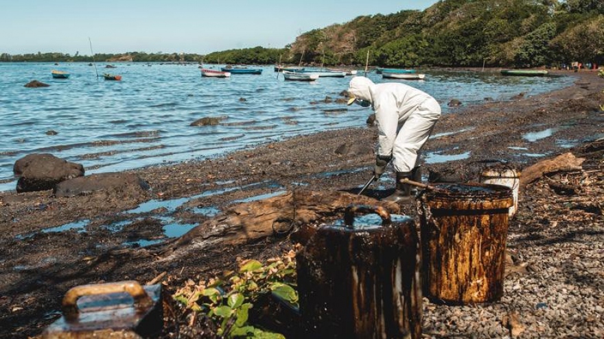 Hàng nghìn tấn dầu đổ ra biển, “thiên đường du lịch” Mauritius kêu cứu