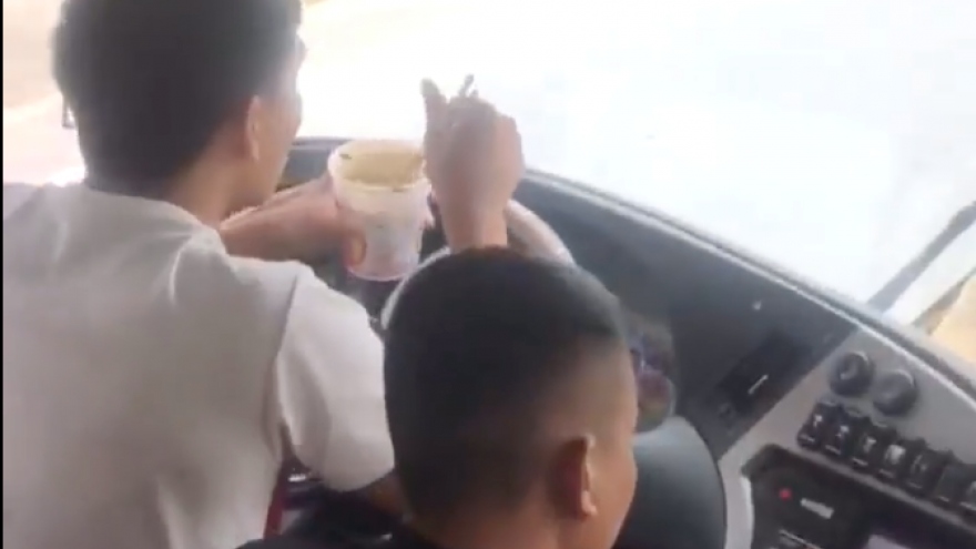 Tước giấy phép lái xe của tài xế vừa ăn mỳ tôm vừa lái xe khách