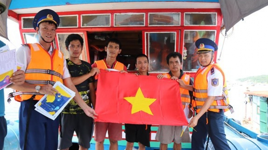 Cảnh sát biển Việt Nam kiên quyết nói không với những “viên đạn bọc đường”
