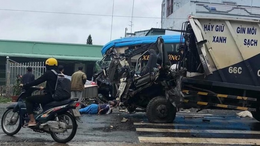Tai nạn giữa xe chở rác và xe khách, hành khách hoảng loạn