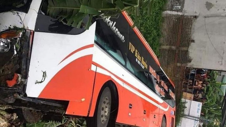 Xe ô tô giường nằm bị lật ở Phú Thọ