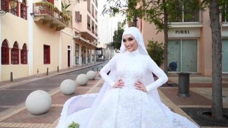 Vụ nổ ở Lebanon: Cô dâu suýt bị hất văng khi chụp ảnh cưới