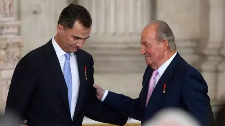 Cựu Vương Tây Ban Nha bỏ nước để sống lưu vong, tránh áp lực lên con