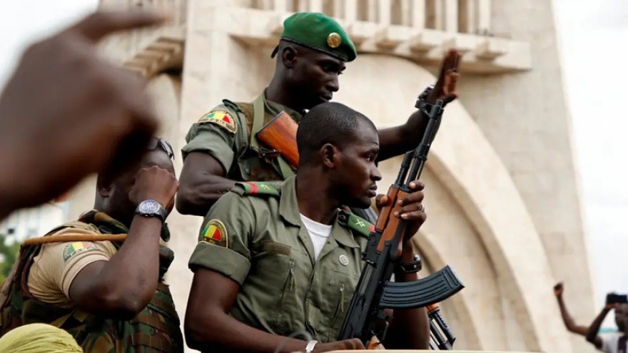 Phái đoàn ECOWAS tới Mali đàm phán với phe đảo chính, gặp Tổng thống từ chức