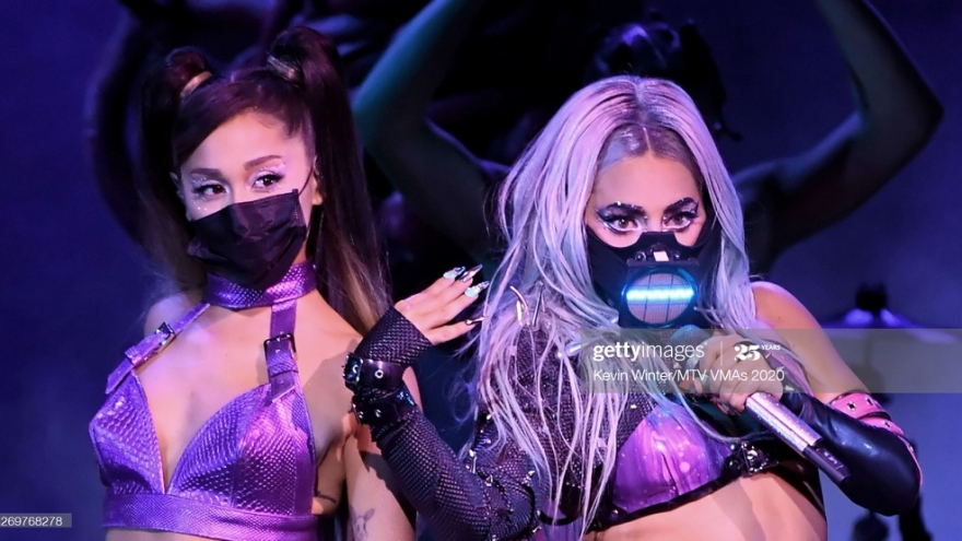 Lady Gaga, Ariana Grande đeo khẩu trang, “đốt cháy” sân khấu VMAs 2020