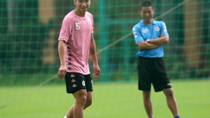 Clip: Văn Hậu chăm chú lắng nghe “đàn anh” hướng dẫn khi tập cùng Hà Nội FC