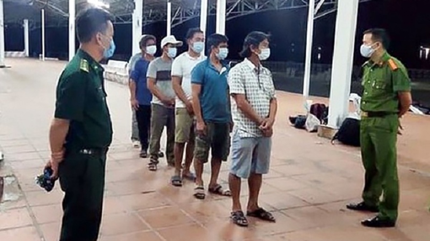 Phát hiện 6 ngư dân đi bộ từ Đà Nẵng ra Huế trốn cách ly