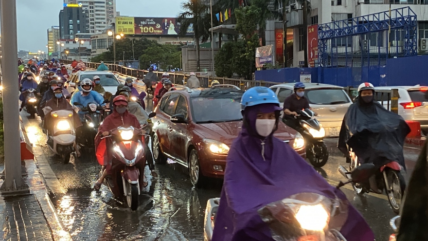 Mưa lớn, phố Hà Nội ngập nước, người dân chật vật về nhà giờ tan sở