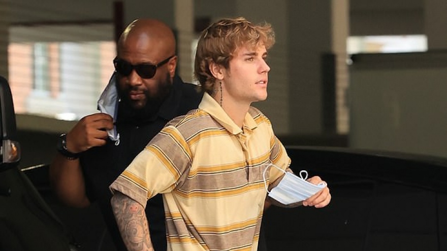 Justin Bieber tái xuất điển trai cùng vợ đi ghi hình trong mùa dịch