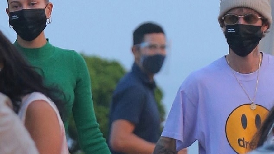 Vợ Justin Bieber mặc croptop sang chảnh đi nghỉ mát cùng chồng.