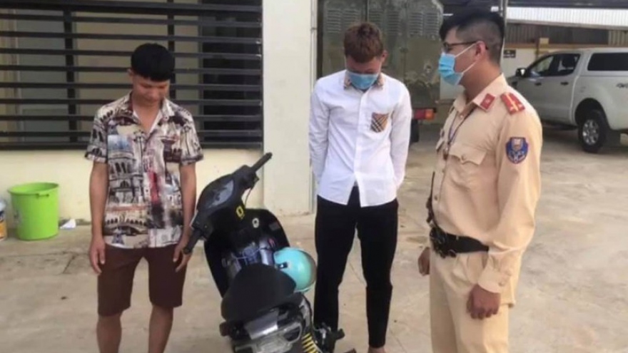 Hai thanh niên đi xe máy, gội đầu cho nhau ở Sơn La bị phạt 1,5 triệu đồng
