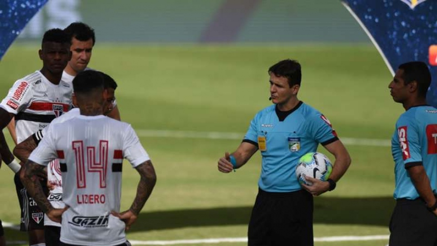 10 cầu thủ mắc Covid-19 trên sân khiến trận đấu ở Brazil bị hoãn khẩn cấp