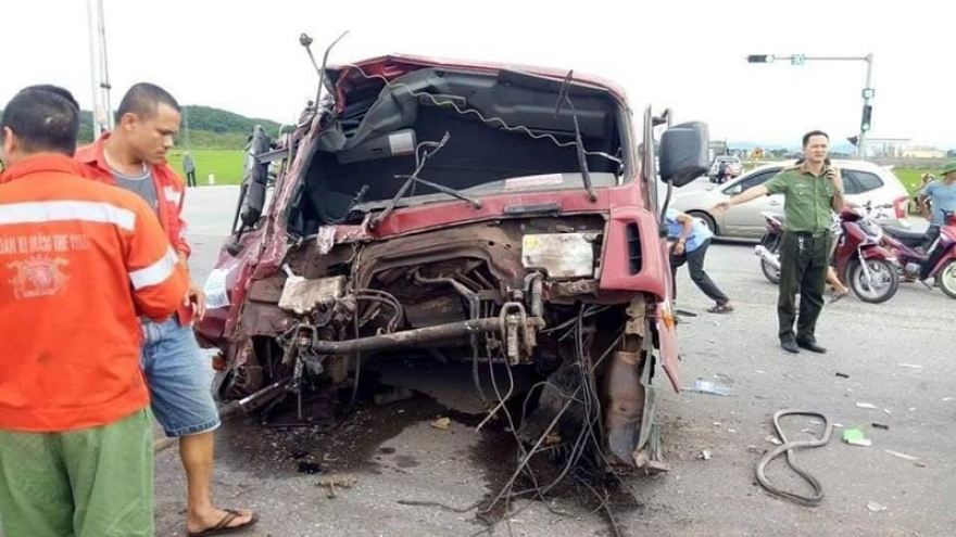 Va chạm kinh hoàng khiến xe tải “rụng đầu”, nhiều người bị thương