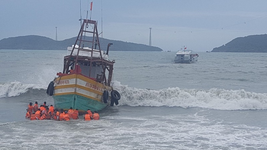 Vùng 5 Hải quân kịp thời cứu kéo tàu cá Kiên Giang mắc cạn