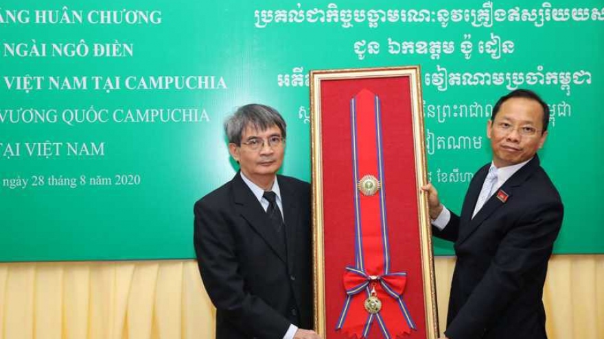 Truy tặng Huân chương Hữu nghị cho cố Đại sứ Việt Nam tại Campuchia