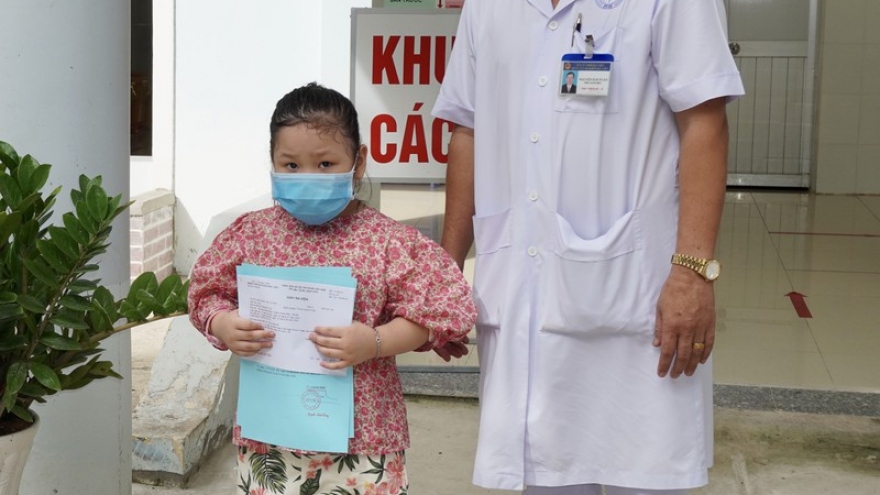Bé gái 5 tuổi ở Bạc Liêu xuất viện sau khi được điều trị khỏi Covid-19