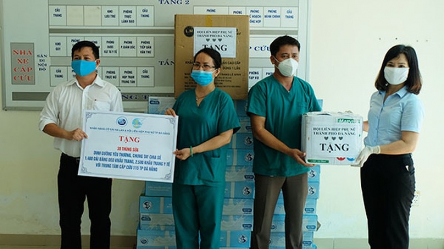 Tặng 2.500 thùng sữa tươi cho công nhân môi trường, nhân viên 115 Đà Nẵng