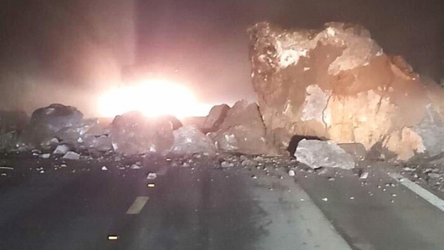 Sạt lở đất đá gây ách tắc cục bộ trên Quốc lộ 6 ở Sơn La