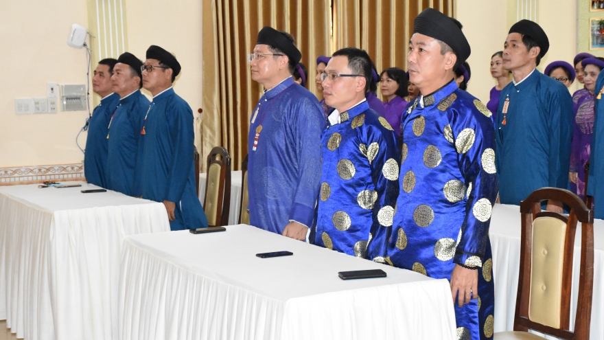 Cán bộ Sở Văn hóa và Thể thao tỉnh Thừa Thiên Huế mặc áo dài chào cờ đầu tuần