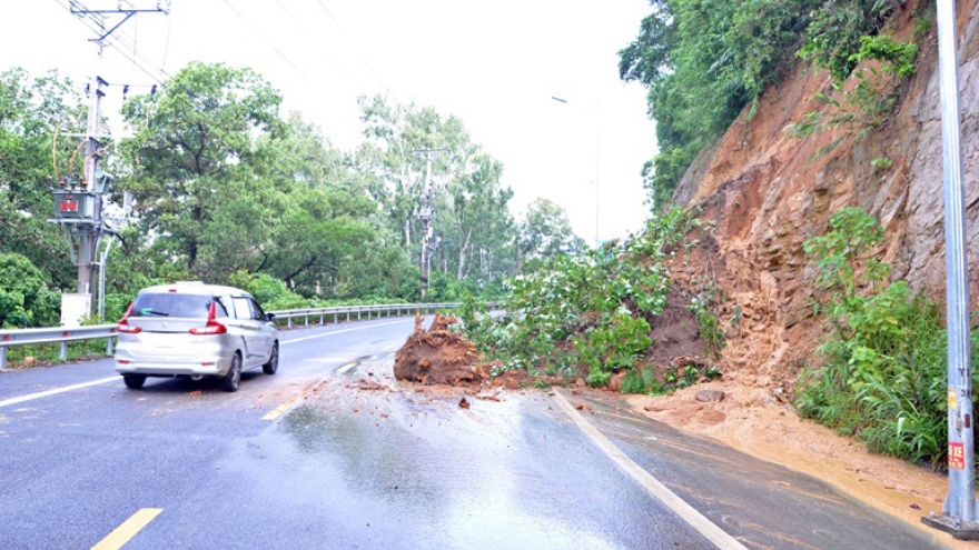 Giao thông tại thị trấn Tam Đảo - Vĩnh Phúc bị tắc do sạt lở đất