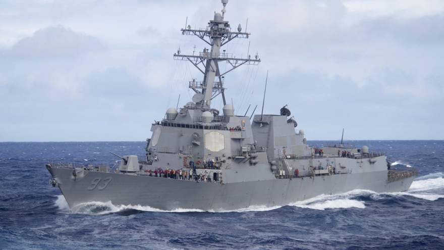 Cận cảnh tàu khu trục Mỹ USS Chung-Hoon phóng tên lửa, phô diễn sức mạnh