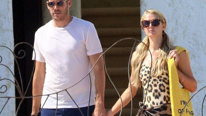 "Kiều nữ" Paris Hilton mặc áo tắm họa tiết da báo, tình tứ nắm tay bạn trai mới ở hồ bơi