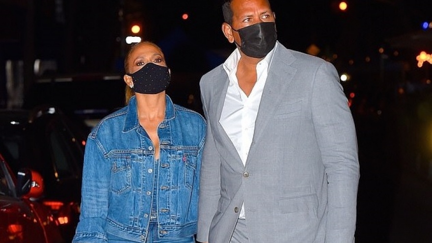Jennifer Lopez mặc set đồ denim khỏe khoắn, tình tứ đi dự tiệc cùng bạn trai