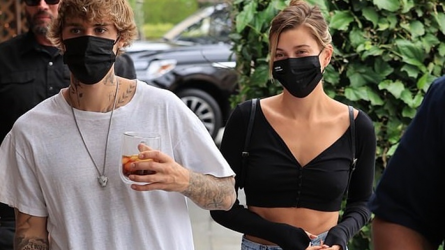 Justin Bieber vui vẻ đi ăn trưa cùng vợ