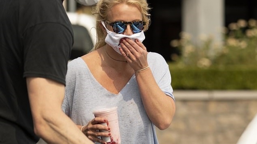 Britney Spears lộ diện xuề xòa ra phố mua sắm 