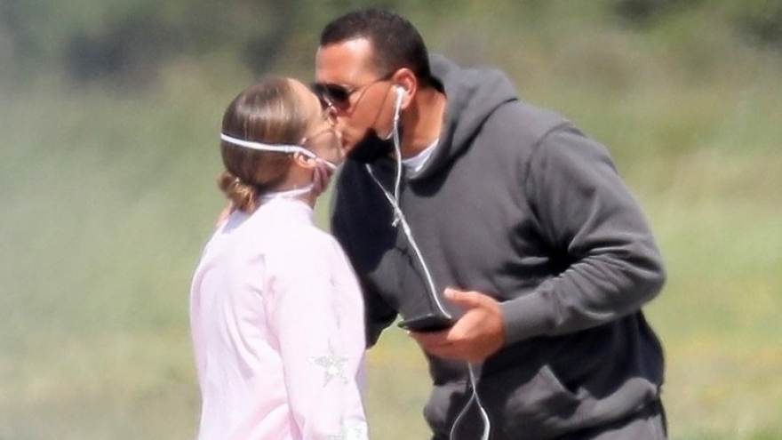Jennifer Lopez và tình trẻ “khóa môi” ngọt ngào trước khi lên máy bay