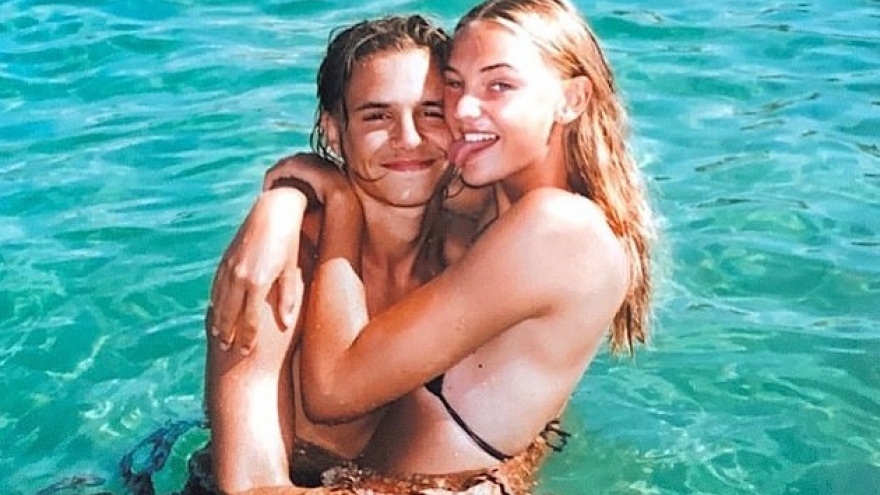 Con trai David Beckham âu yếm ôm bạn gái xinh đẹp trên biển