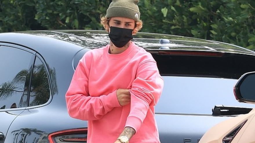 Justin Bieber mặc set đồ hồng rực đi thăm bạn cùng vợ xinh đẹp