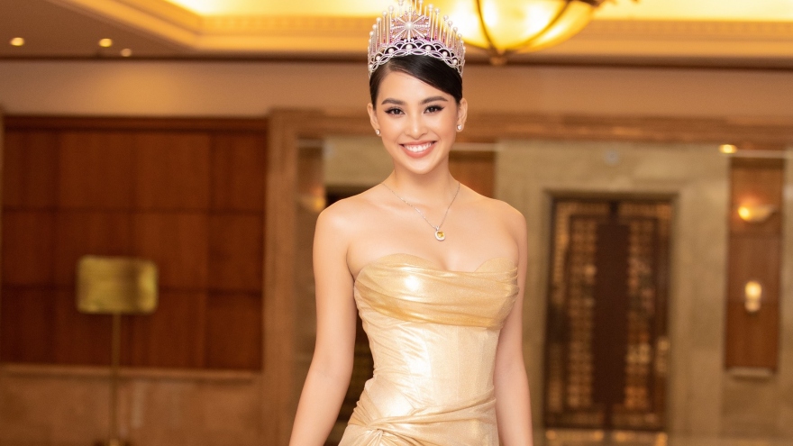 Hoa hậu Tiểu Vy đeo vương miện, đội trang sức nửa tỷ đi sự kiện