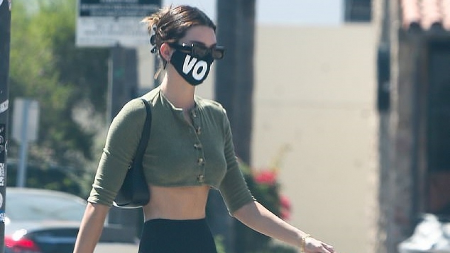 Kendall Jenner mặc croptop phô hình thể nóng bỏng dắt cún cưng đi dạo phố