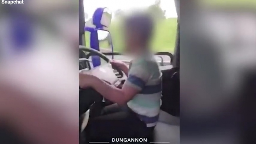 Video: Hãi hùng bé trai lái ô tô tải trên đường cao tốc ở Anh