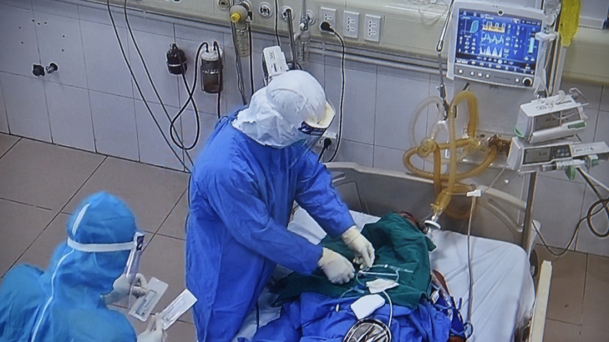 Bệnh nhân 1045 ở Hải Dương suy hô hấp nặng, thở máy khi nhập viện