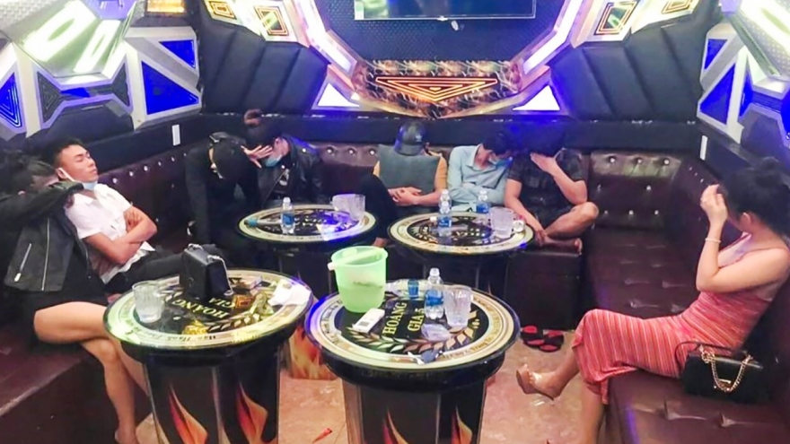 8 thanh niên nam nữ đang "phê" ma túy trong quán karaoke tại Quảng Nam