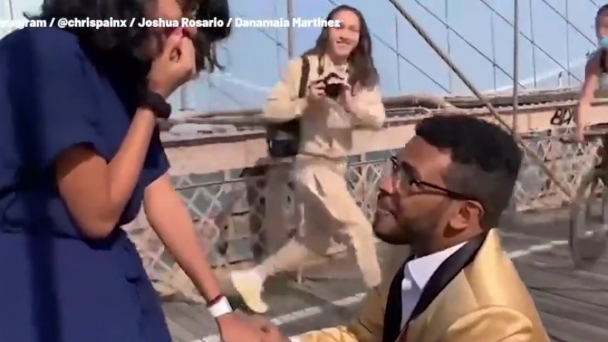 
        Video: Bất ngờ với màn cầu hôn trên cầu treo Brooklyn (Mỹ) nổi tiếng
                  
                              