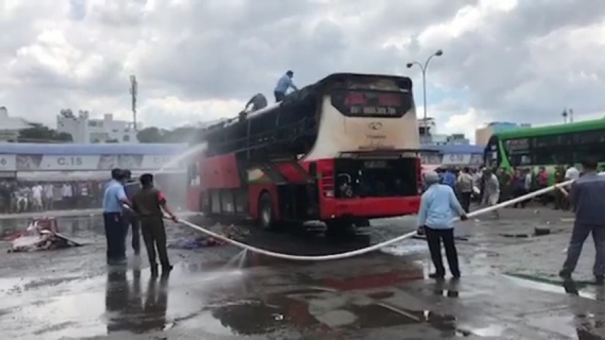 Một xe khách bốc cháy trong bến xe Miền Đông