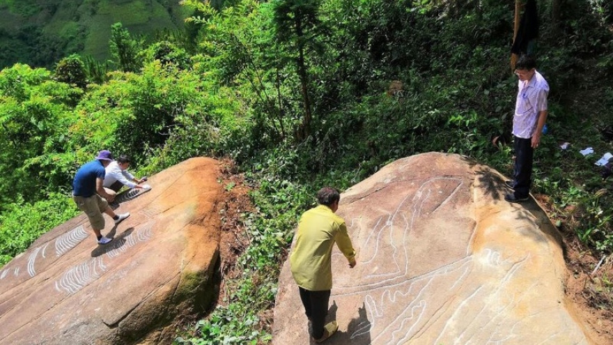 Phát hiện thêm “ruộng bậc thang’’ khắc trên đá ở Mù Cang Chải, Yên Bái