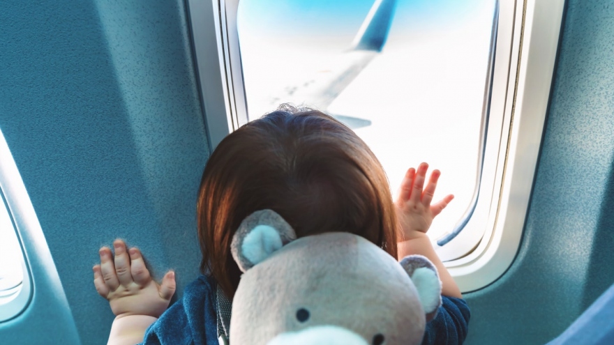 10 điều cha mẹ cần lưu ý khi đưa trẻ đi du lịch bằng máy bay 