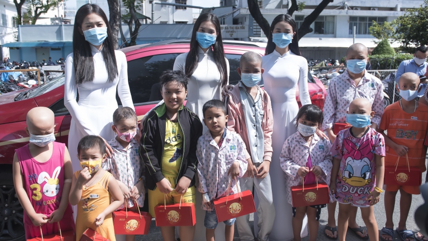 Hoa hậu Tiểu Vy, Phương Nga tặng quà trung thu cho các em nhỏ tại Bệnh viện Ung Bướu