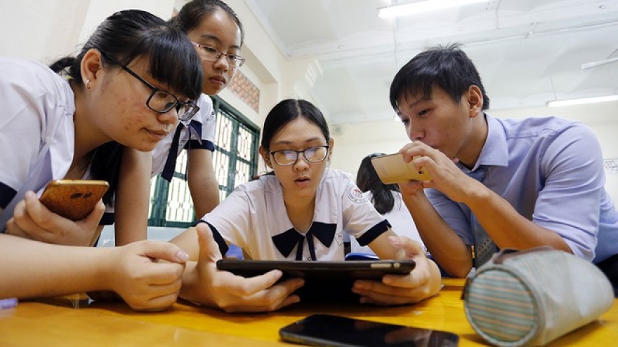 “Cần tiến tới học sinh sử dụng laptop, smartphone thay SGK”