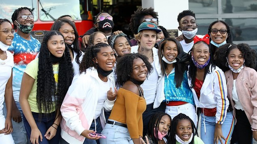 Justin Bieber cười mỉm điển trai khi chụp hình cùng đông đảo người hâm mộ