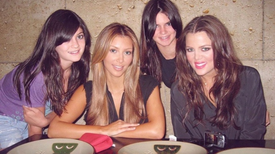 Kim Kardashian rạng rỡ trong bức ảnh chụp cùng chị em gái 11 năm trước
