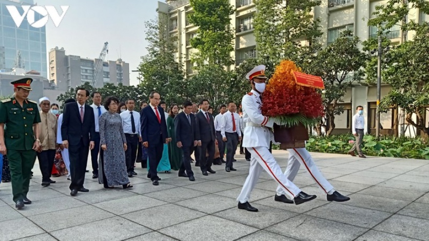 Lãnh đạo TPHCM dâng hương tưởng niệm Chủ tịch Hồ Chí Minh