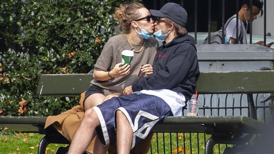 "Ma cà rồng" Robert Pattinson ngọt ngào hôn bạn gái ở công viên
